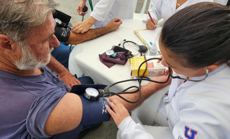 Ação aconteceu no Pátio de Triagem de Paranaguá, com medição de pressão arterial, controle glicêmico e orientações sobre saúde e ergonomia.