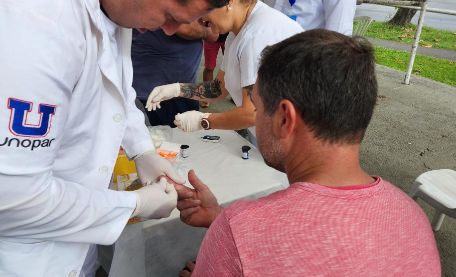 Ação aconteceu no Pátio de Triagem de Paranaguá, com medição de pressão arterial, controle glicêmico e orientações sobre saúde e ergonomia.