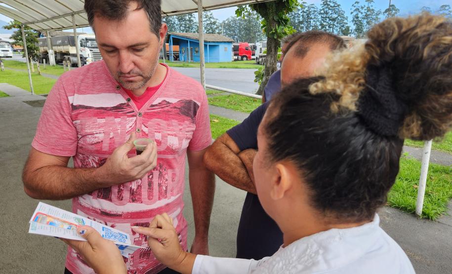 Ação aconteceu no Pátio de Triagem de Paranaguá, com medição de pressão arterial, controle glicêmico e orientações sobre saúde e ergonomia.