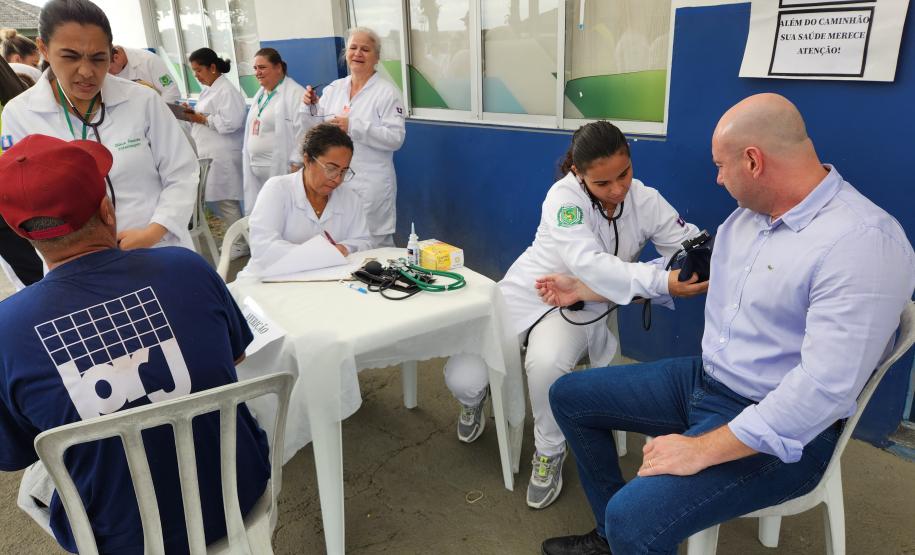 Ação aconteceu no Pátio de Triagem de Paranaguá, com medição de pressão arterial, controle glicêmico e orientações sobre saúde e ergonomia.