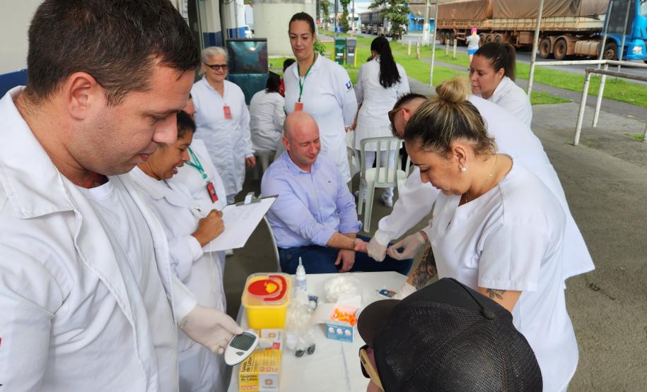 Ação aconteceu no Pátio de Triagem de Paranaguá, com medição de pressão arterial, controle glicêmico e orientações sobre saúde e ergonomia.