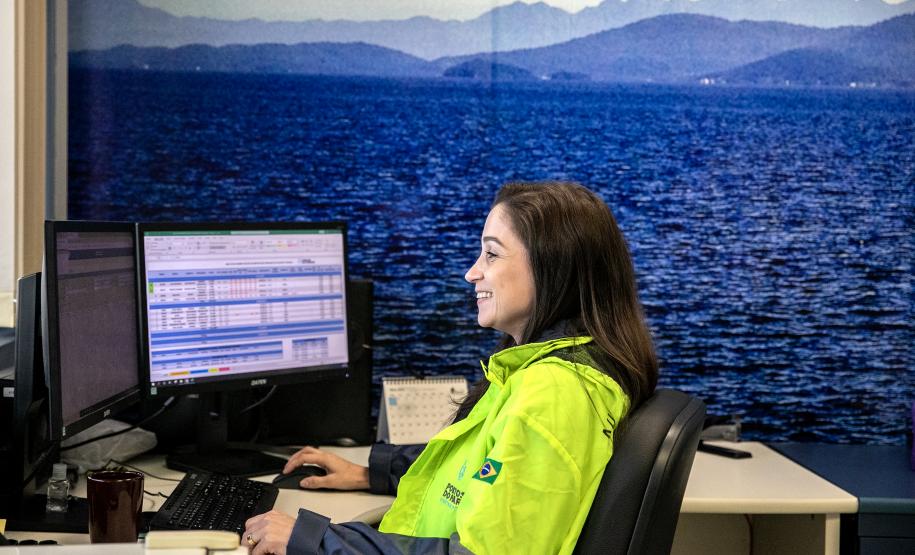 Dayanni - Supermães e portuárias a qualquer hora do dia ou da noite