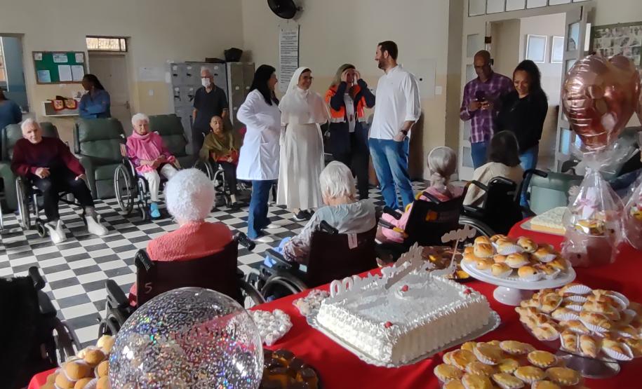 Funcionários da Portos do Paraná realizam ação no Asilo São Vicente de Paulo
