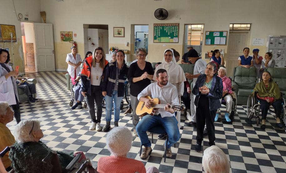 Funcionários da Portos do Paraná realizam ação no Asilo São Vicente de Paulo