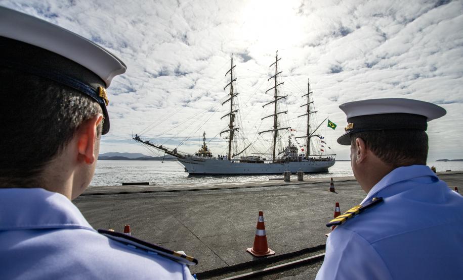 Cisne Branco vira atração do Porto de Paranaguá neste final de semana
