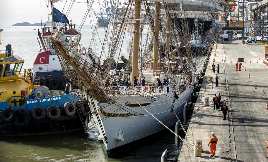 Cisne Branco vira atração do Porto de Paranaguá neste final de semana