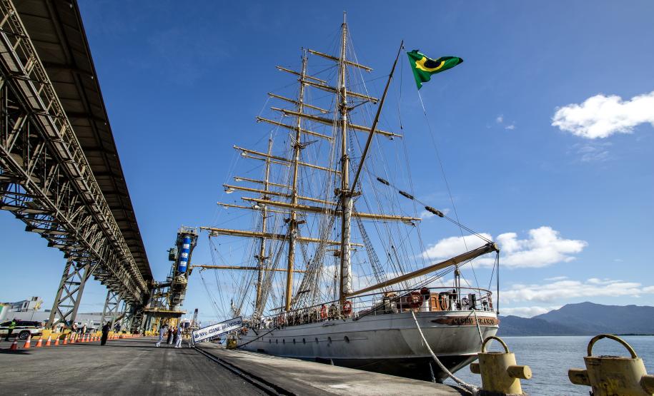 Cisne Branco vira atração do Porto de Paranaguá neste final de semana