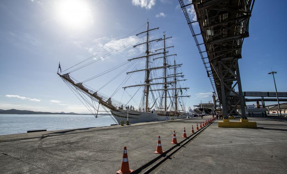 Cisne Branco vira atração do Porto de Paranaguá neste final de semana