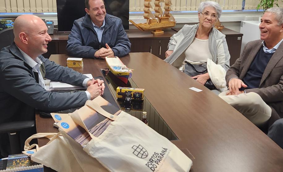 A Portos do Paraná recebeu nesta quinta-feira (15) o presidente executivo das Américas Central e do Sul da empresa Costa Cruzeiros, Dario Rustico. Depois da MSC, que confirmou operação de embarque e desembarque de turistas no Porto de Paranaguá de dezembro a março, outras empresas estão interessadas no Estado.