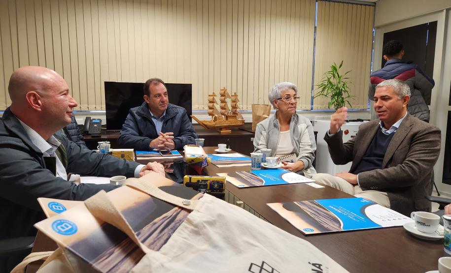 A Portos do Paraná recebeu nesta quinta-feira (15) o presidente executivo das Américas Central e do Sul da empresa Costa Cruzeiros, Dario Rustico. Depois da MSC, que confirmou operação de embarque e desembarque de turistas no Porto de Paranaguá de dezembro a março, outras empresas estão interessadas no Estado.