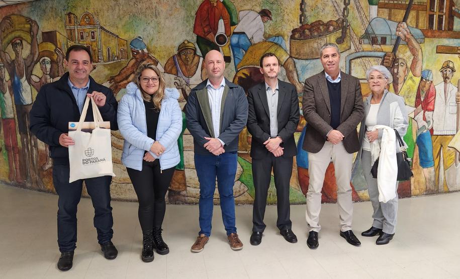 A Portos do Paraná recebeu nesta quinta-feira (15) o presidente executivo das Américas Central e do Sul da empresa Costa Cruzeiros, Dario Rustico. Depois da MSC, que confirmou operação de embarque e desembarque de turistas no Porto de Paranaguá de dezembro a março, outras empresas estão interessadas no Estado.