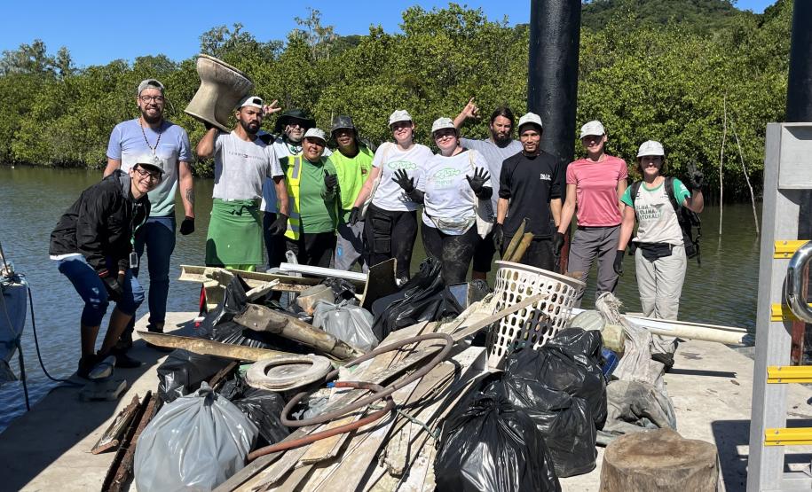 Mutirão de limpeza de manguezais retira quase 2,5 toneladas do entorno de Antonina