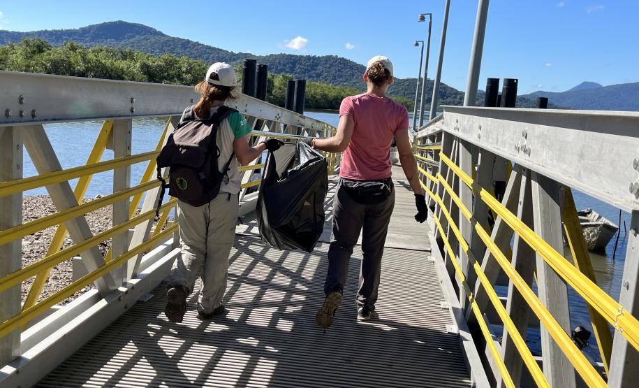 Mutirão de limpeza de manguezais retira quase 2,5 toneladas do entorno de Antonina