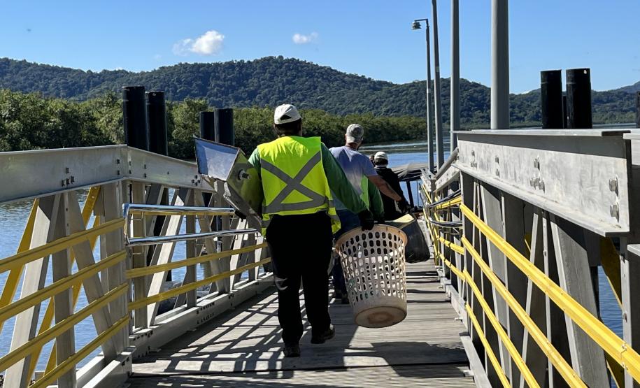 Mutirão de limpeza de manguezais retira quase 2,5 toneladas do entorno de Antonina