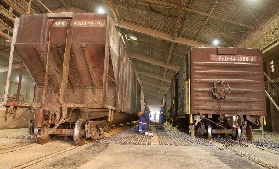 Porto de Paranaguá registra aumento de transporte de cargas por ferrovia em maio