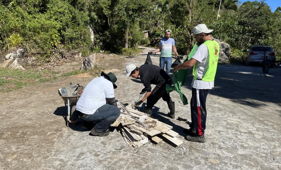 Mutirão de limpeza de manguezais retira quase 2,5 toneladas do entorno de Antonina