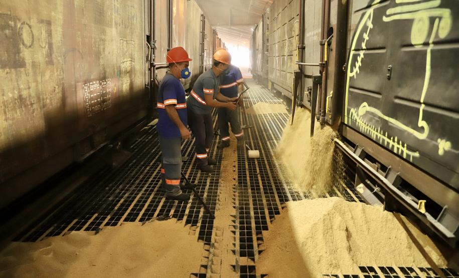 Porto de Paranaguá registra aumento de transporte de cargas por ferrovia em maio