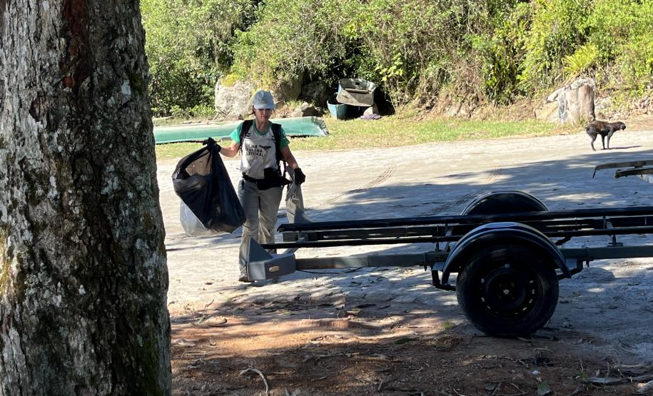 Mutirão de limpeza de manguezais retira quase 2,5 toneladas do entorno de Antonina