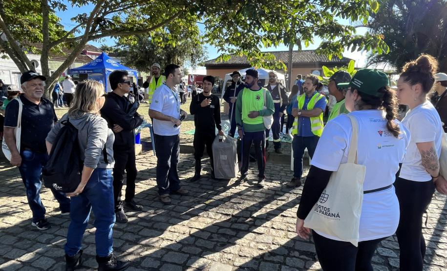 Mutirão de limpeza de manguezais retira quase 2,5 toneladas do entorno de Antonina