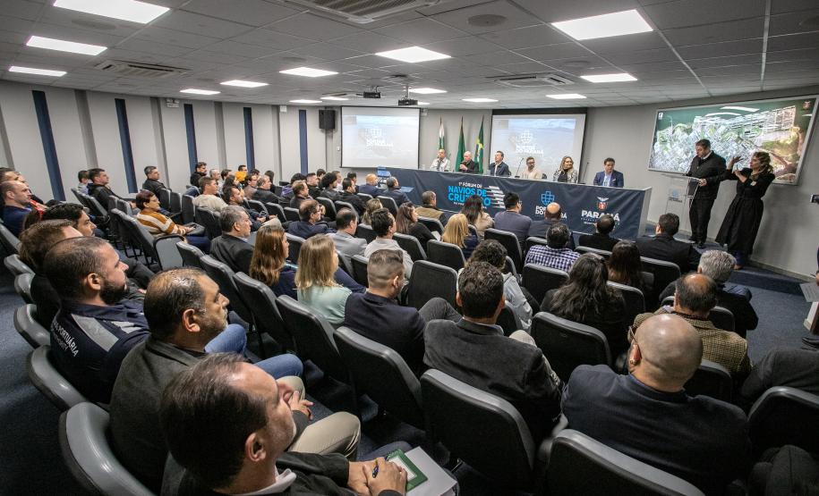Empresa pública reuniu representantes do Estado, municípios e empresários dos mais diversos segmentos de comércio e serviços do Litoral nesta terça. A previsão é que cerca de 2 mil pessoas passem pela região durante cada uma das escalas da MSC em Paranaguá, injetando mais de R$ 1,5 milhão, por semana, na economia local.