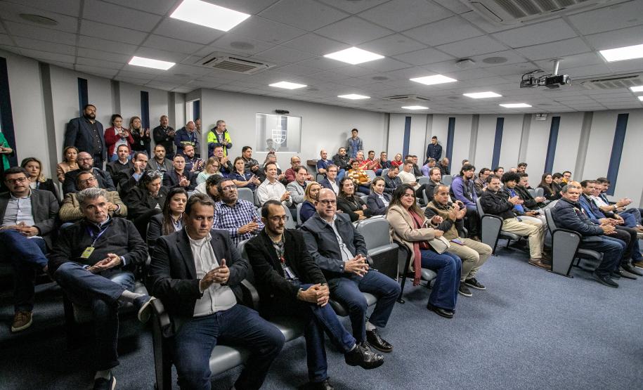 Empresa pública reuniu representantes do Estado, municípios e empresários dos mais diversos segmentos de comércio e serviços do Litoral nesta terça. A previsão é que cerca de 2 mil pessoas passem pela região durante cada uma das escalas da MSC em Paranaguá, injetando mais de R$ 1,5 milhão, por semana, na economia local.