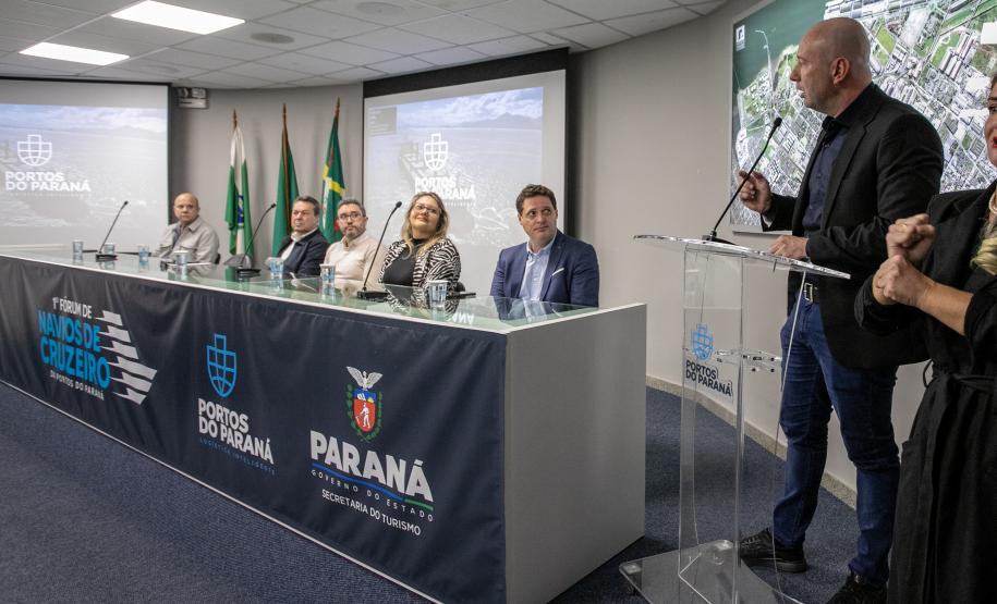 Empresa pública reuniu representantes do Estado, municípios e empresários dos mais diversos segmentos de comércio e serviços do Litoral nesta terça. A previsão é que cerca de 2 mil pessoas passem pela região durante cada uma das escalas da MSC em Paranaguá, injetando mais de R$ 1,5 milhão, por semana, na economia local.