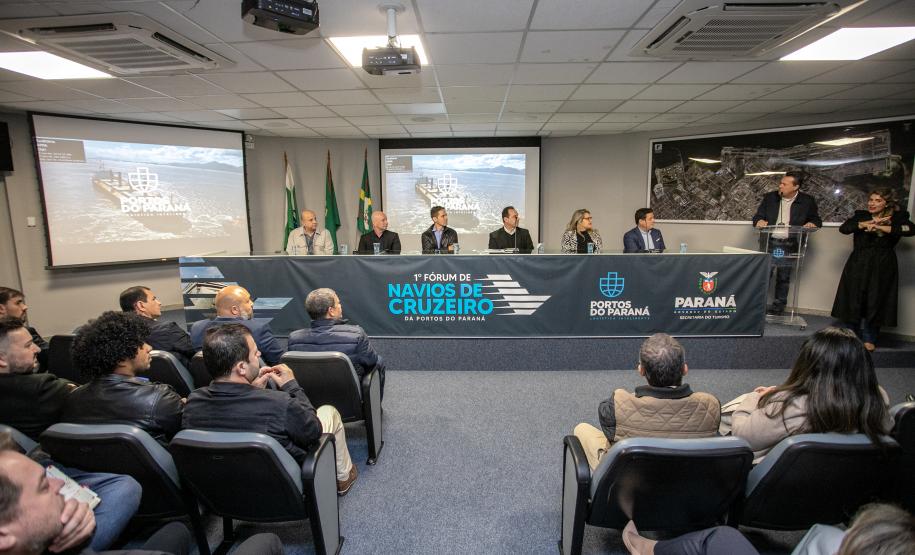 Empresa pública reuniu representantes do Estado, municípios e empresários dos mais diversos segmentos de comércio e serviços do Litoral nesta terça. A previsão é que cerca de 2 mil pessoas passem pela região durante cada uma das escalas da MSC em Paranaguá, injetando mais de R$ 1,5 milhão, por semana, na economia local.