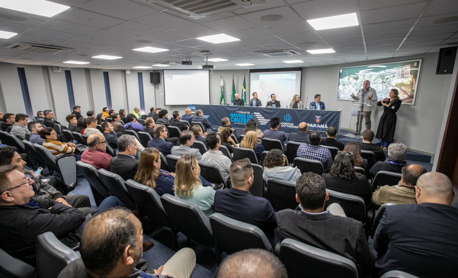 Empresa pública reuniu representantes do Estado, municípios e empresários dos mais diversos segmentos de comércio e serviços do Litoral nesta terça. A previsão é que cerca de 2 mil pessoas passem pela região durante cada uma das escalas da MSC em Paranaguá, injetando mais de R$ 1,5 milhão, por semana, na economia local.