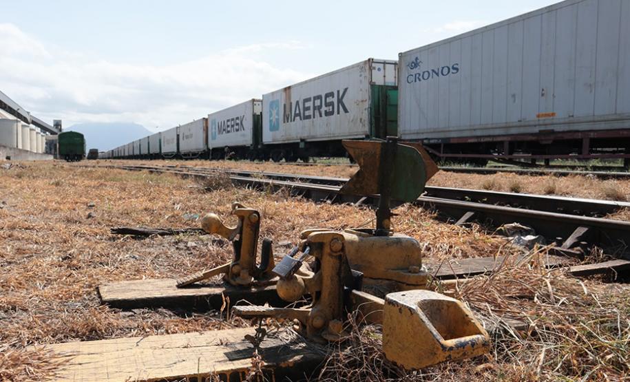 Porto de Paranaguá registra aumento de transporte de cargas por ferrovia em maio