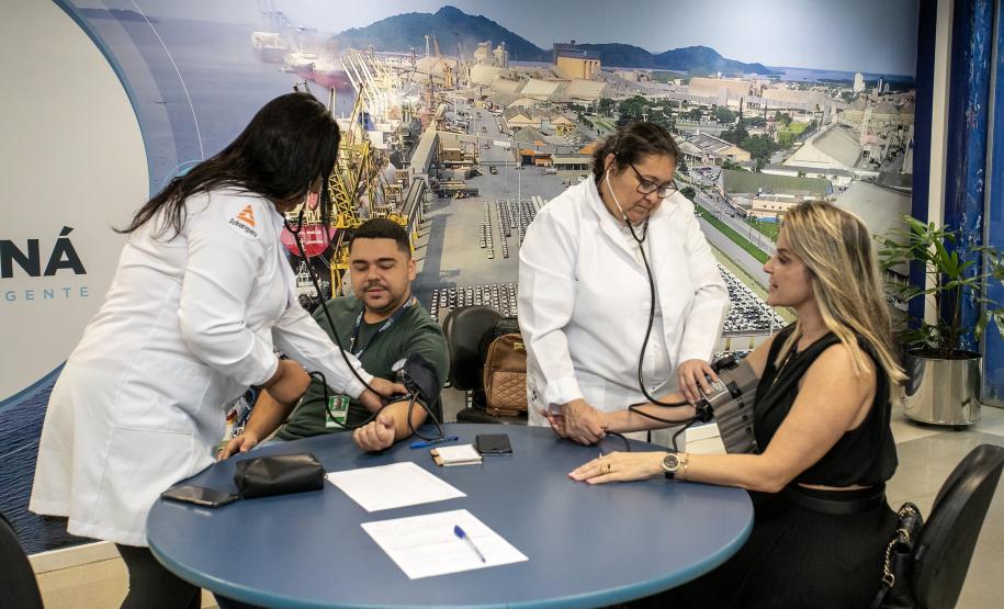 Em ação paralela, enfermeiras aferiram a pressão e calcularam o Índice de Massa Corpórea (IMC) de colaboradores e de funcionários de empresas terceirizadas.