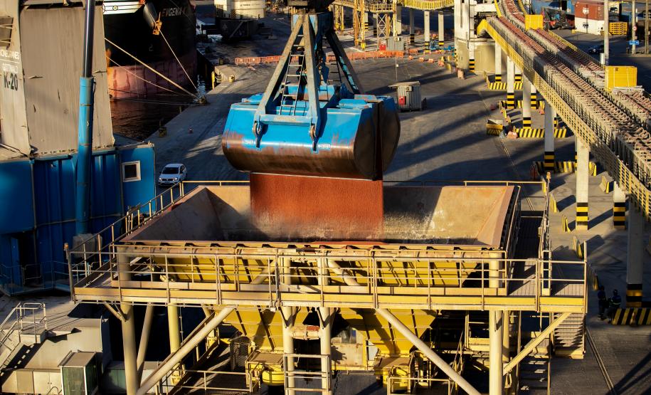 Paranaguá deve registrar aumento na importação de fertilizantes nos próximos três meses