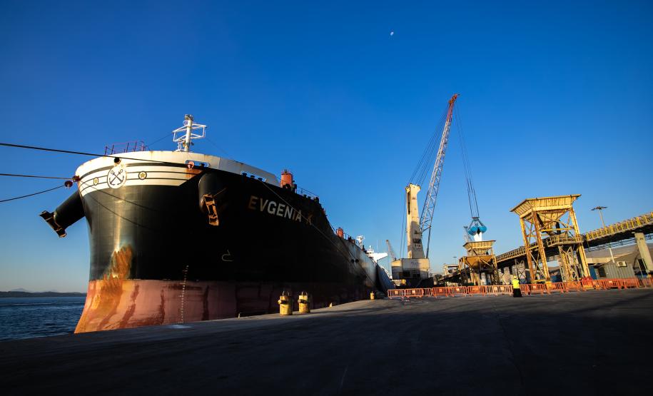 Paranaguá deve registrar aumento na importação de fertilizantes nos próximos três meses