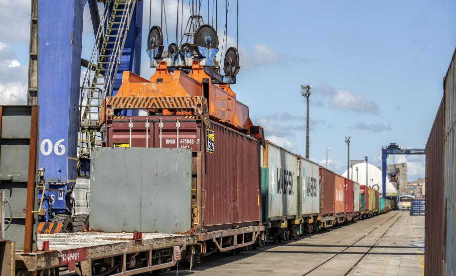Porto de Paranaguá registra aumento de transporte de cargas por ferrovia em maio
