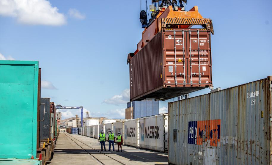 Porto de Paranaguá registra aumento de transporte de cargas por ferrovia em maio