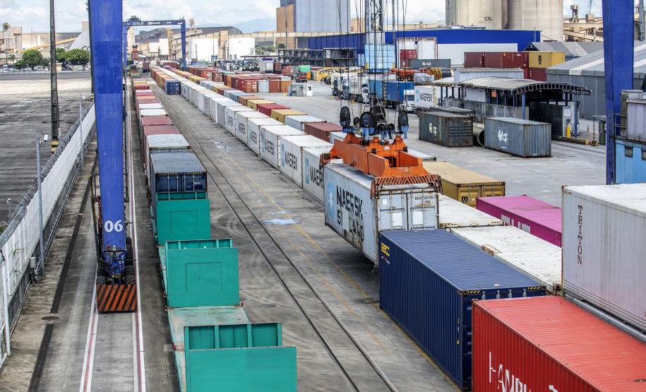 Porto de Paranaguá registra aumento de transporte de cargas por ferrovia em maio