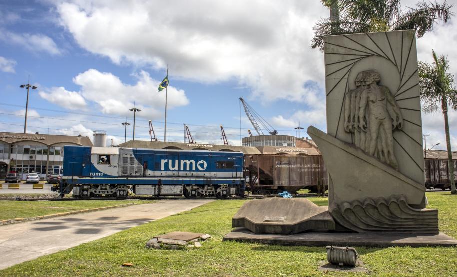 Porto de Paranaguá registra aumento de transporte de cargas por ferrovia em maio