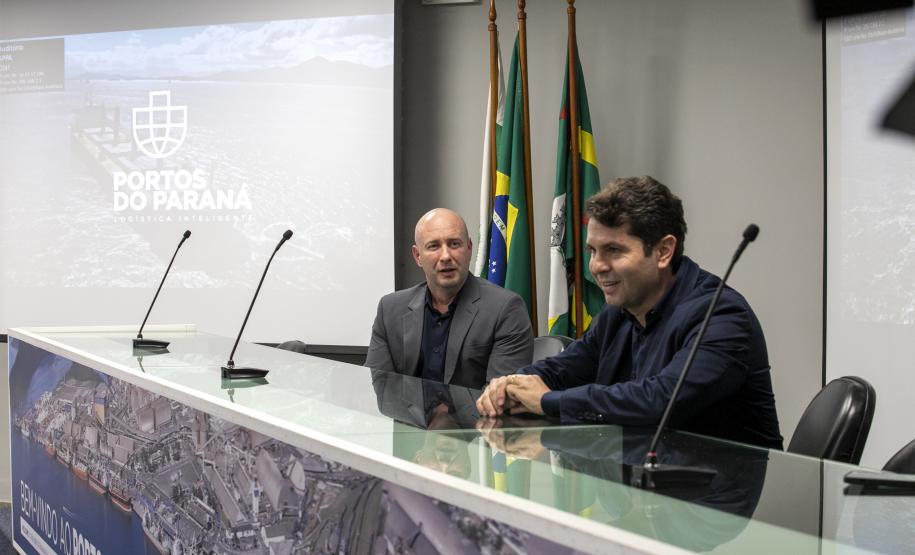 Deputados estaduais visitam o Porto de Paranaguá e homenageiam portuários