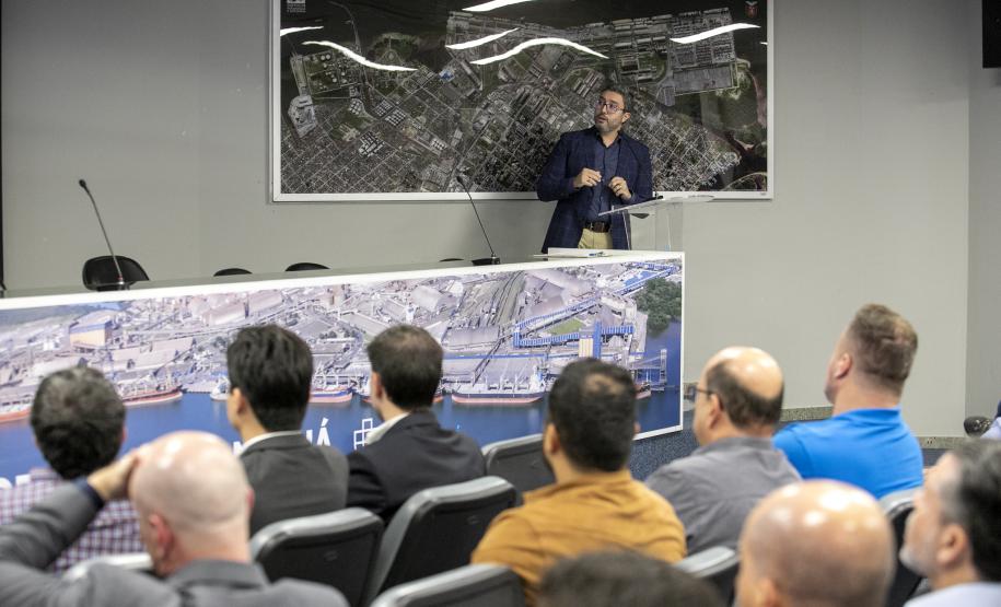 Deputados estaduais visitam o Porto de Paranaguá e homenageiam portuários