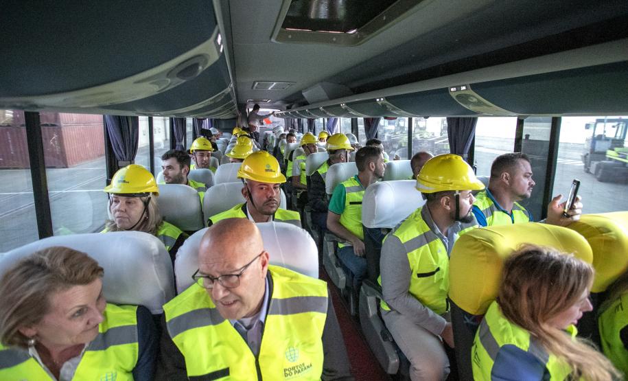 Deputados estaduais visitam o Porto de Paranaguá e homenageiam portuários