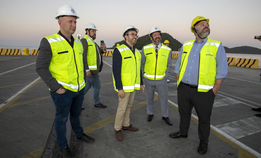 Deputados estaduais visitam o Porto de Paranaguá e homenageiam portuários