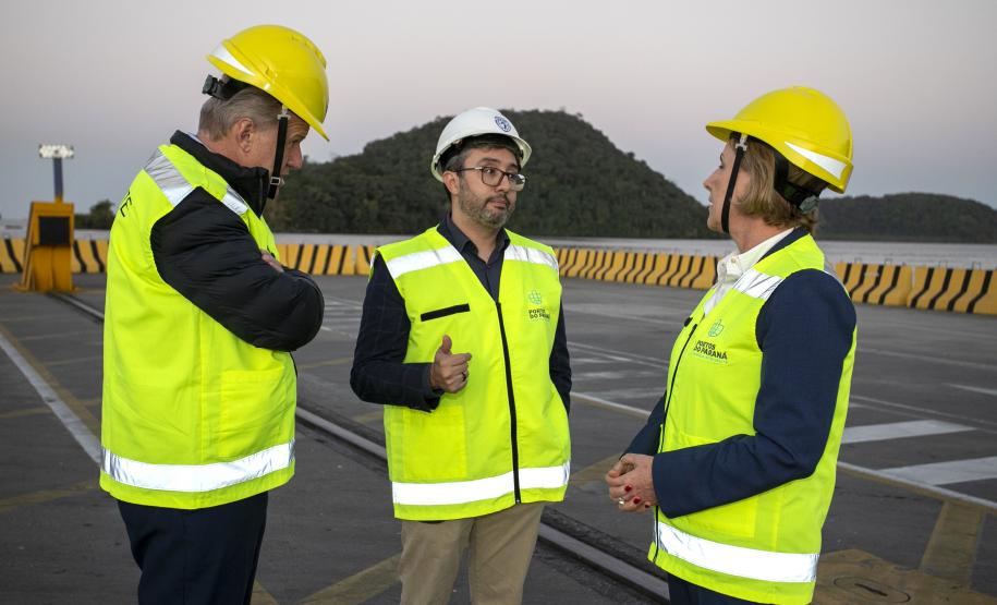 Deputados estaduais visitam o Porto de Paranaguá e homenageiam portuários