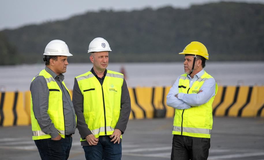 Deputados estaduais visitam o Porto de Paranaguá e homenageiam portuários