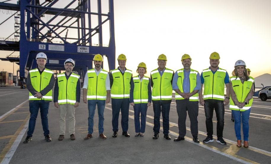 Deputados estaduais visitam o Porto de Paranaguá e homenageiam portuários