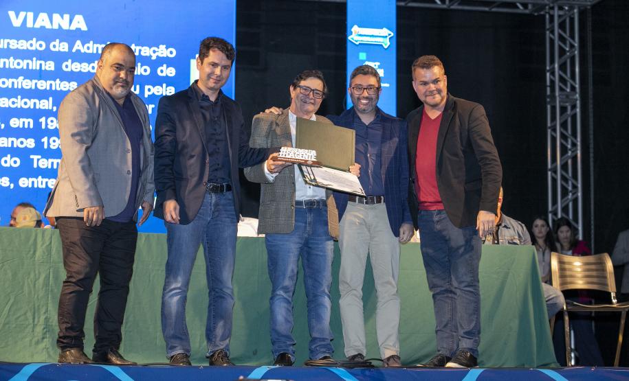 Deputados estaduais visitam o Porto de Paranaguá e homenageiam portuários