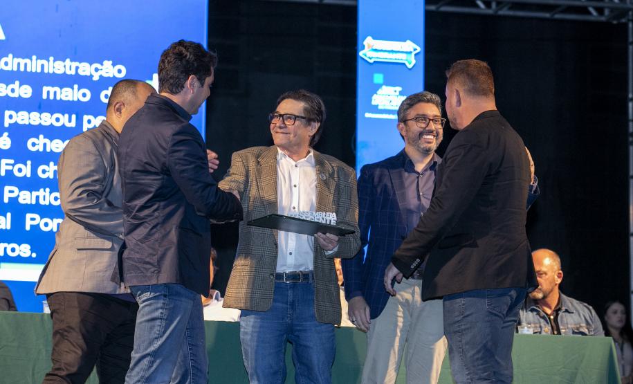 Deputados estaduais visitam o Porto de Paranaguá e homenageiam portuários