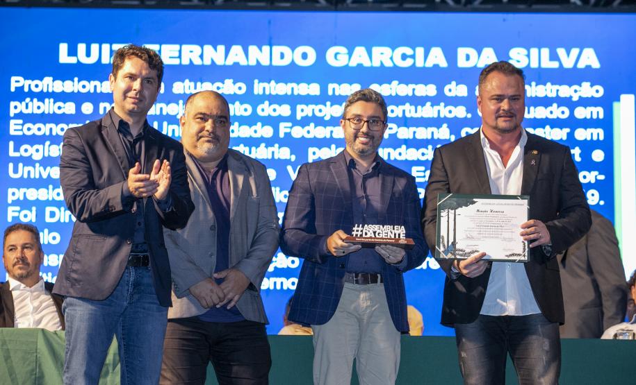 Deputados estaduais visitam o Porto de Paranaguá e homenageiam portuários
