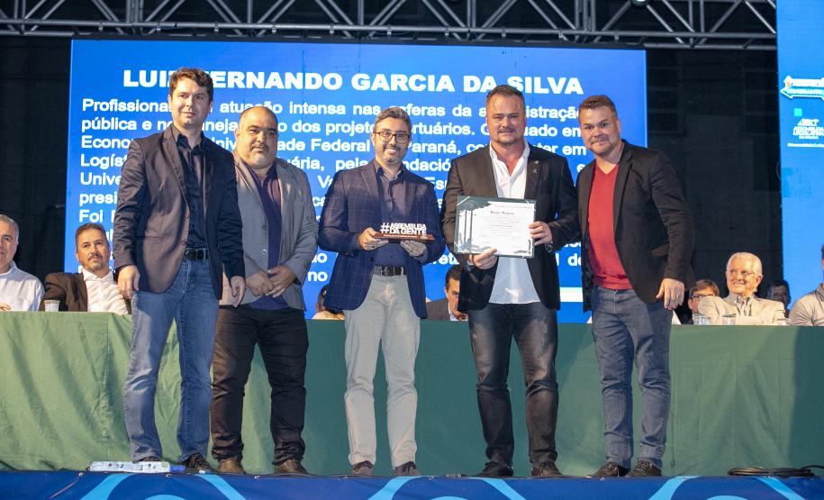 Deputados estaduais visitam o Porto de Paranaguá e homenageiam portuários