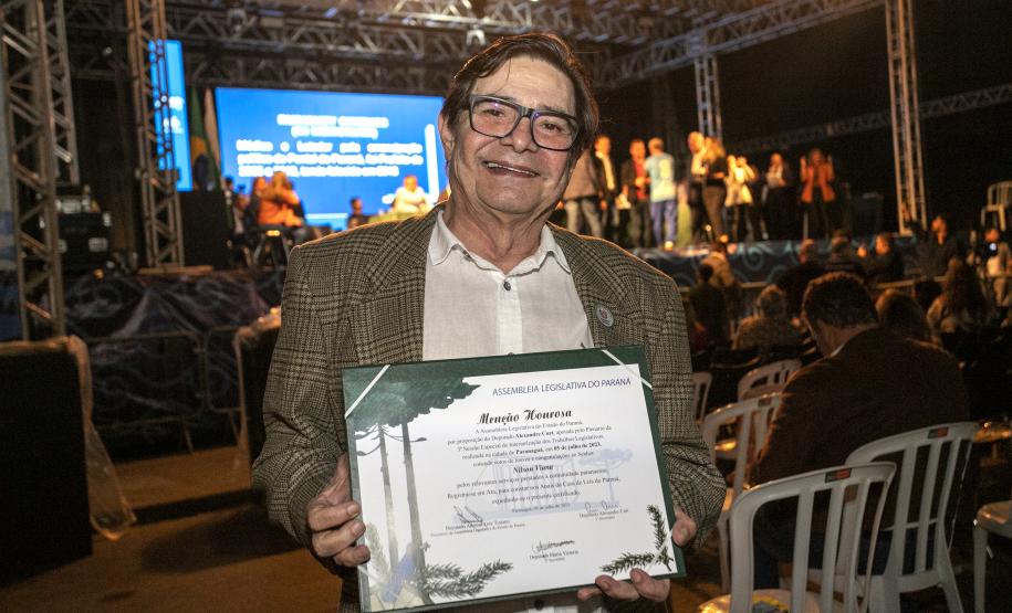 Deputados estaduais visitam o Porto de Paranaguá e homenageiam portuários