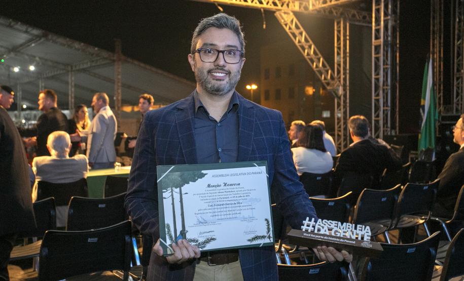 Deputados estaduais visitam o Porto de Paranaguá e homenageiam portuários