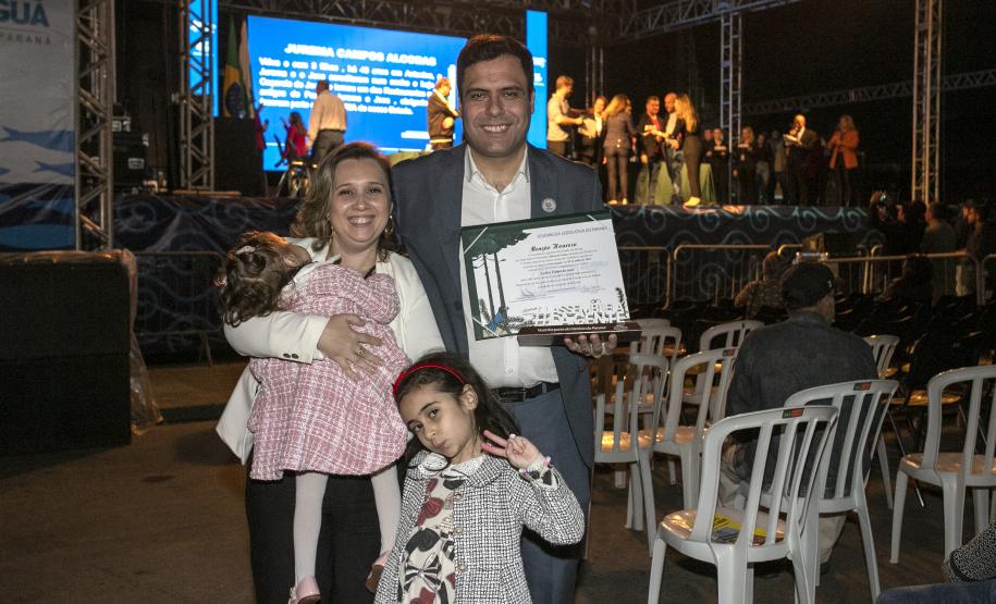 Deputados estaduais visitam o Porto de Paranaguá e homenageiam portuários